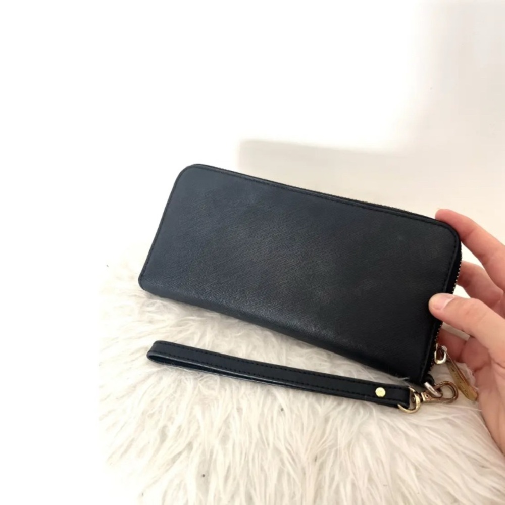 Michael Kors Women Black Wallet
Leather Wristlet Standard Size - Picture 2 of 8